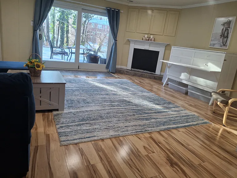 Lower level: additional living space/guest room/additional bedroom