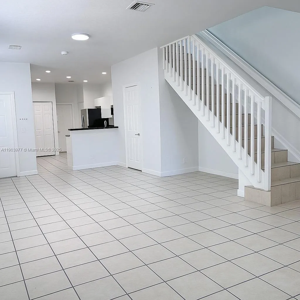 4 bed, 1790 sqft, $3,800 — Photo 3