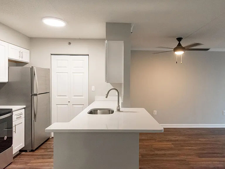 Cloverleaf Apartments — Photo 9