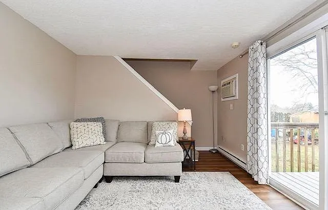 1588 Main St #10 — Photo 4
