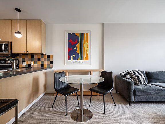 4th image of 819 Hamilton St #701