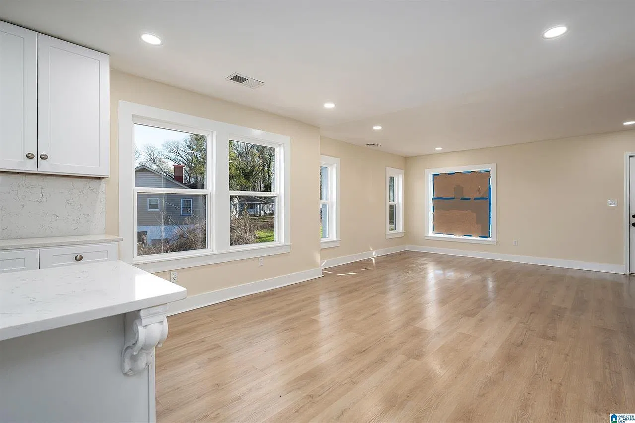 4 bed, 4.5 bath, 3800 sqft, $2,200 — Photo 3