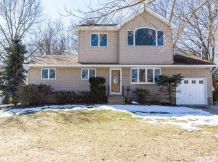 32 Woodcliff Rd, Islip Terrace, NY 11752