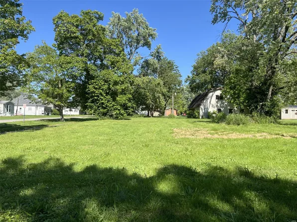 422 N Elm St, Saint Elmo, IL 62458