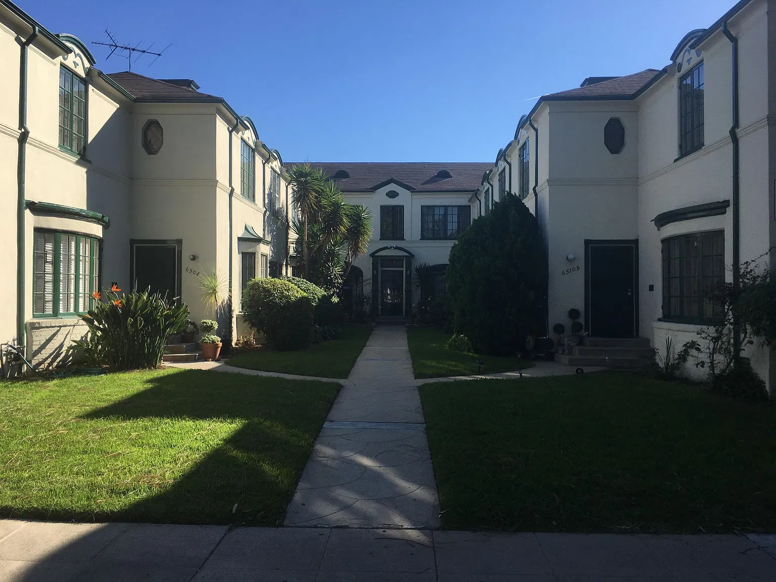 Olympic Blvd Apartments...Remodeled Two Bedroom Apartment With Garagecarthay Circle Area, Great L... — Photo 2