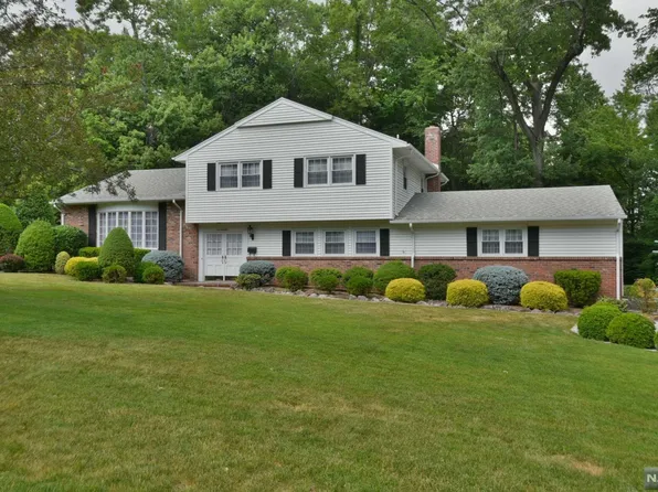 495 Weymouth Dr, Wyckoff, NJ 07481