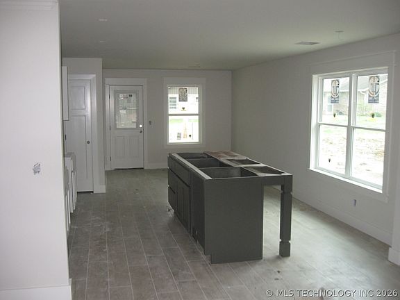 4th image of 805 S Wood St