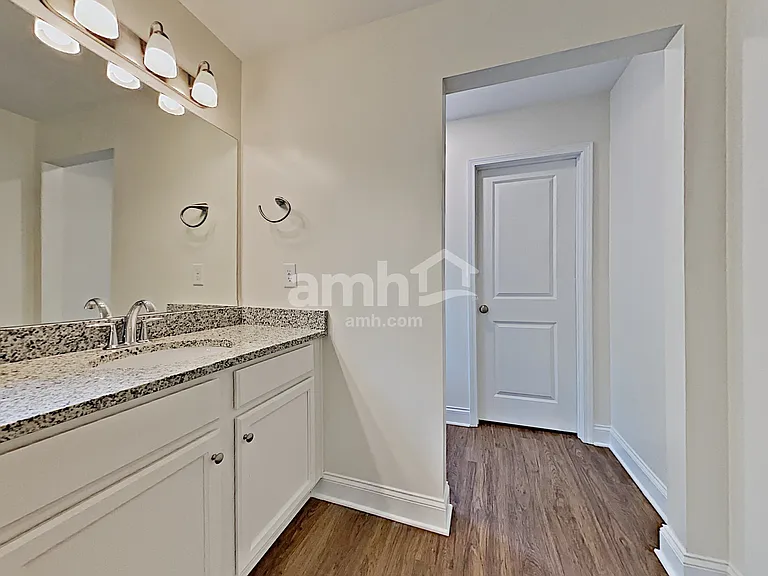 704 Sierra Ct — Photo 10