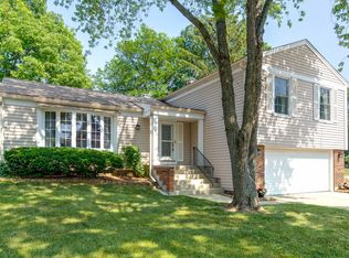 401 Albany Ln, Vernon Hills, IL