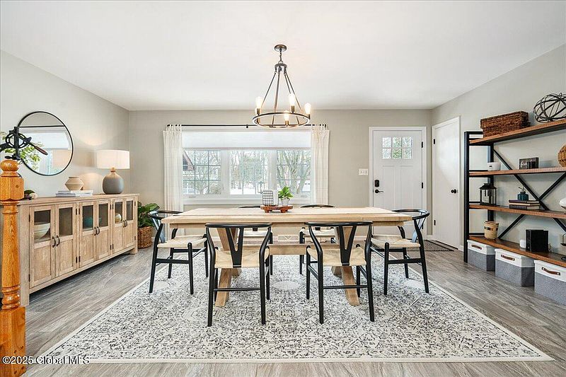 2nd image of 811 Huntingdon Drive