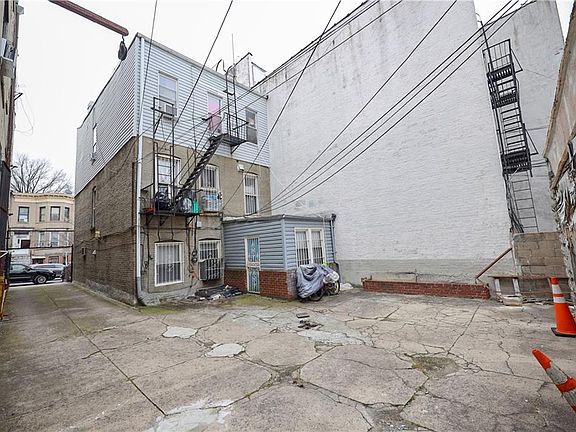 4th image of 555 51st St
