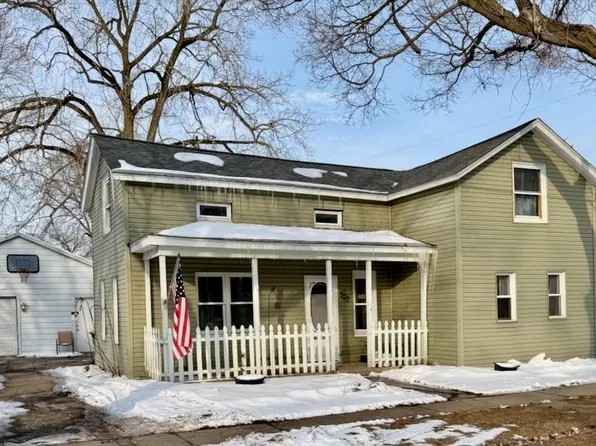 527 N Line St, Chesaning, MI 48616