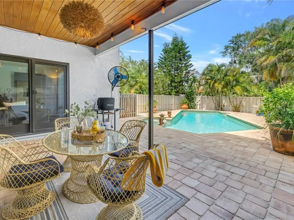 990 San Carlos Ct NE, Saint Petersburg, FL 33702