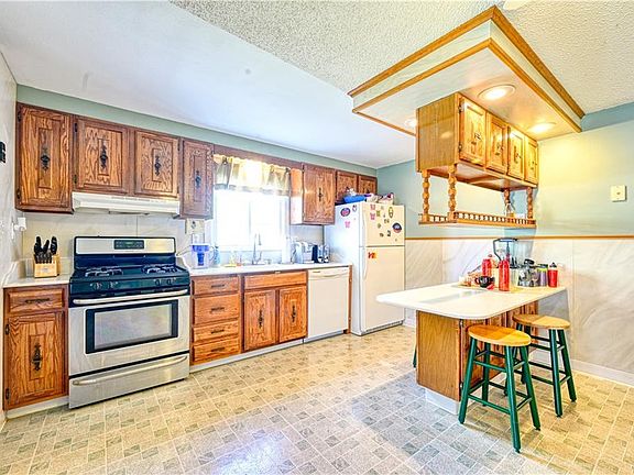 3rd image of 68 Nicholas Dr N