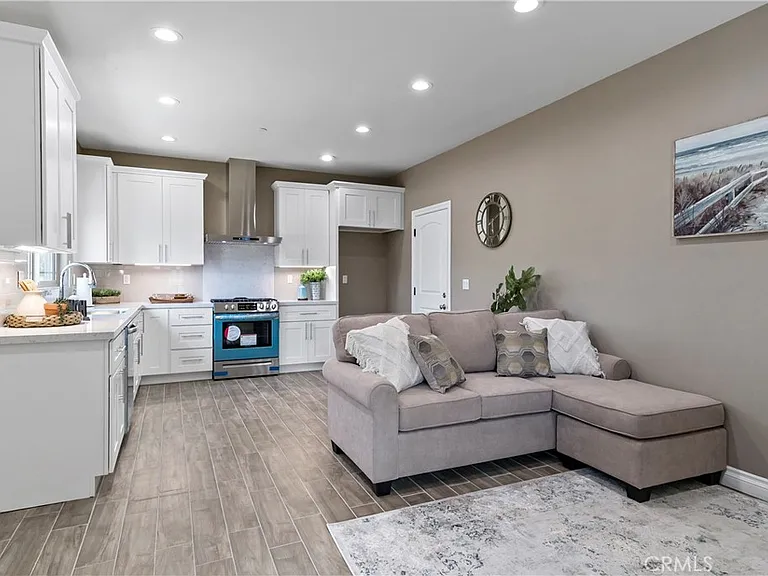 14102 Edwards — Photo 3