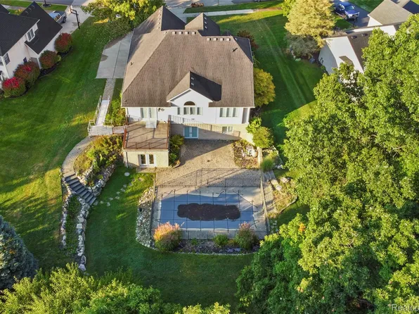 1075 Long Leaf Ct, Brighton, MI 48116