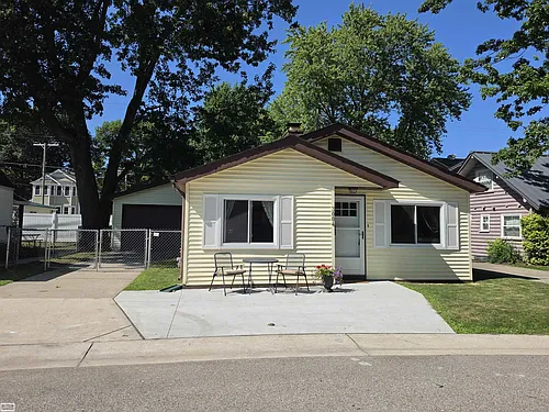 3004 Maplewood Dr Photo 1