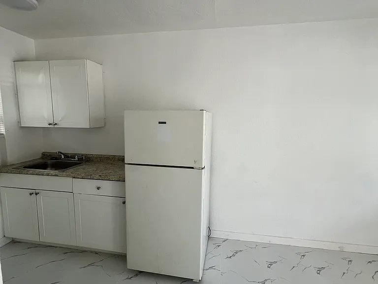 713 17th St W #2 — Photo 3