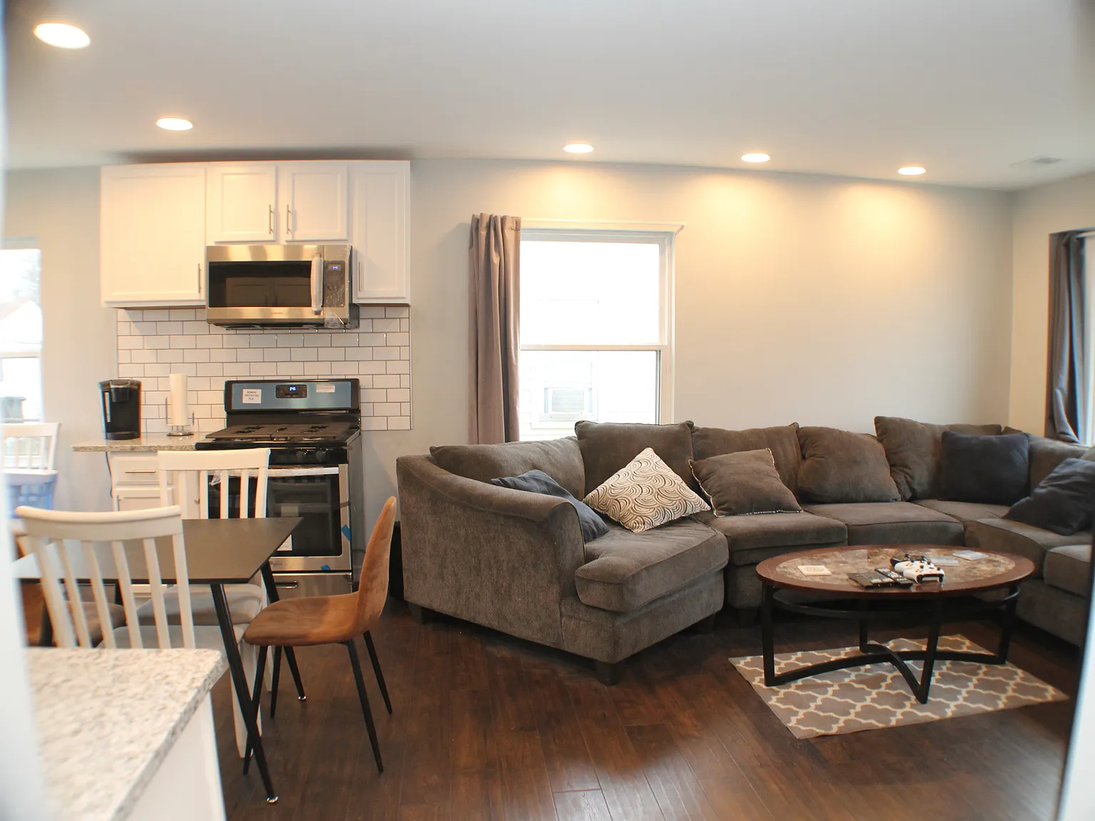 3 bed, 864 sqft, $1,895 — Photo 4