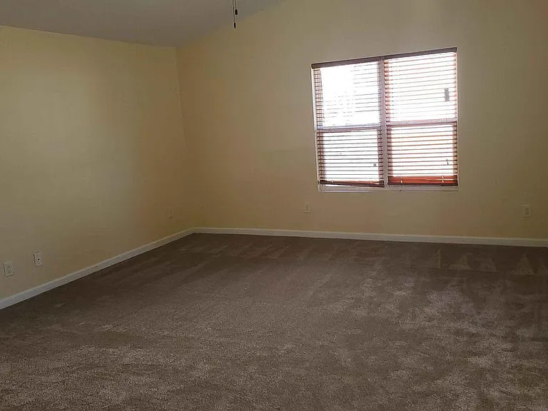 933 Capetown Ln — Photo 2