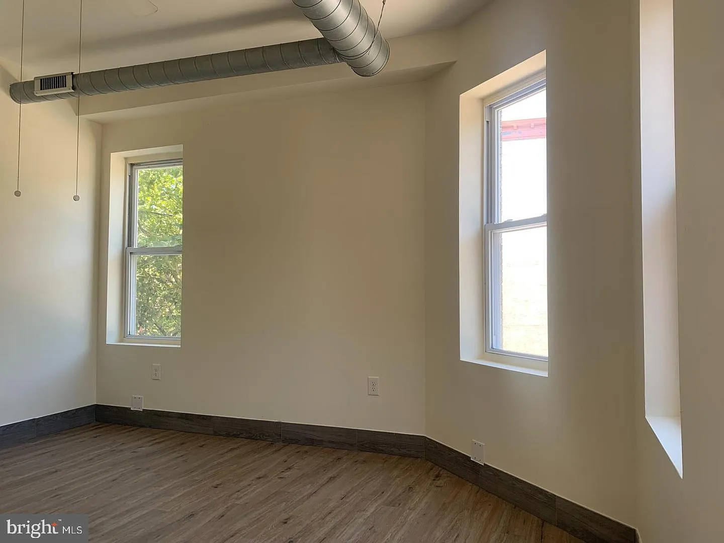 2 bed, 900 sqft, $1,300 — Photo 2
