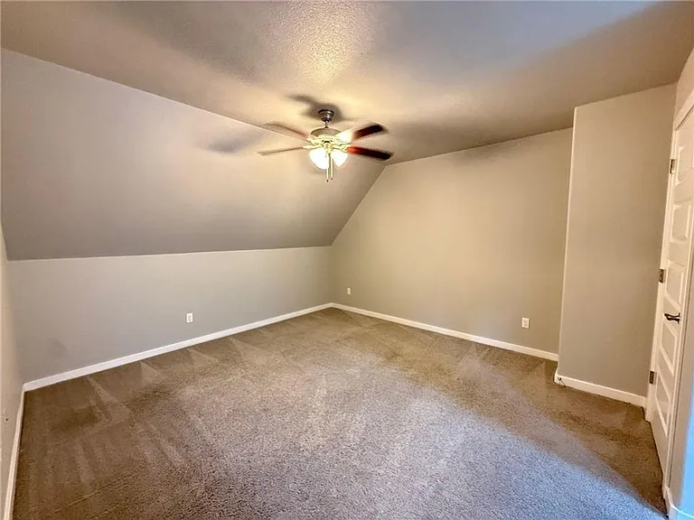 2359 W Houston St — Photo 12