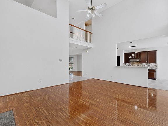 5th image of 2762 Hillview Dr
