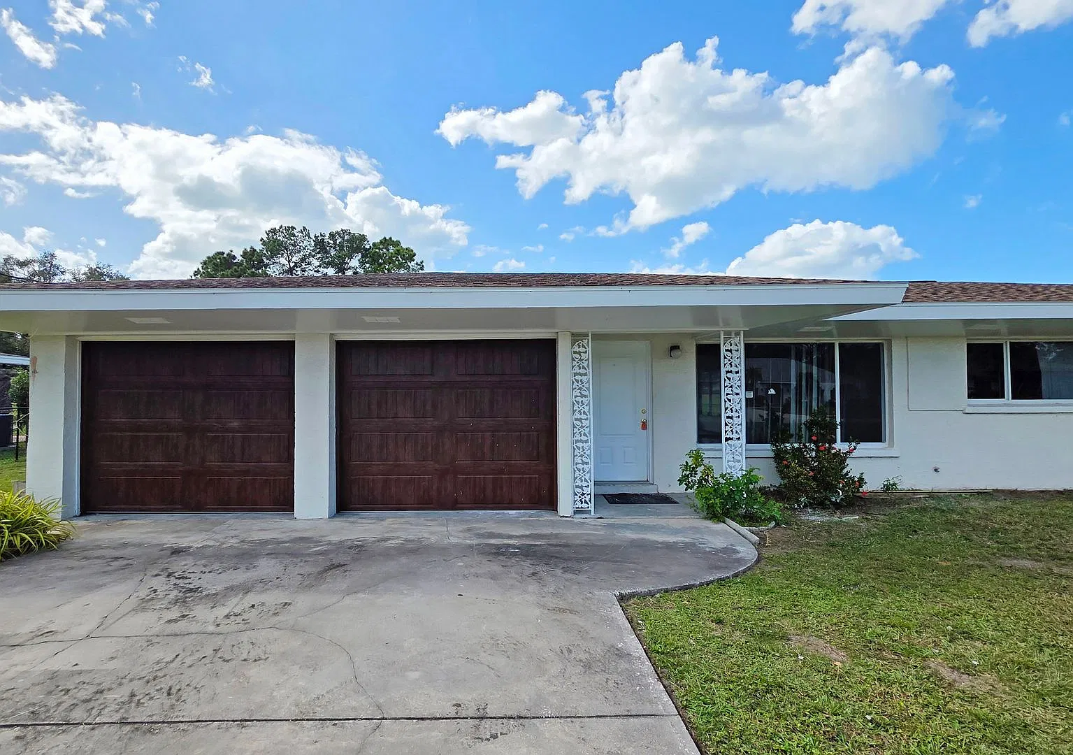 Light-Filled Vintage 3/2 with Golf Course Views on an Oversized Lot in Whitefield Estates — Photo 3