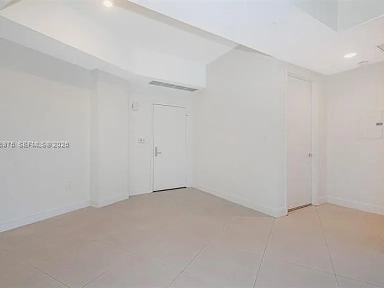 20000 Country Club Dr #412 — Photo 4