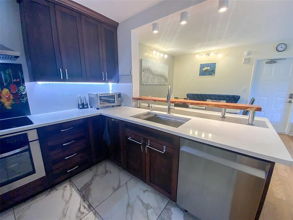2 bed, 2.0 bath, 979 sqft, $1,850 — Photo 3