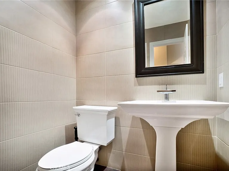 3055 E Hillcrest Dr — Photo 21