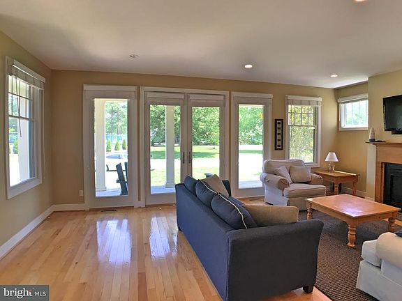 5th image of 988 Lake View Dr