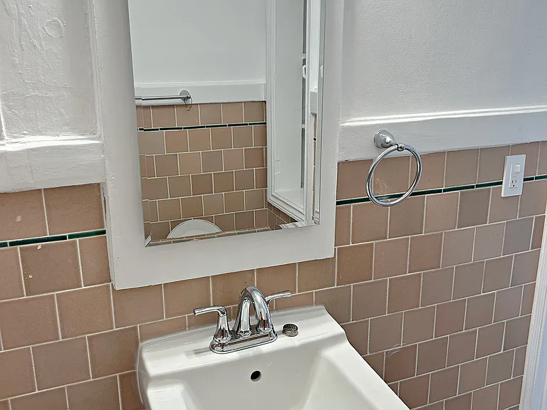 Grandview Apartments — Photo 10