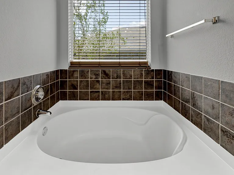 400 Summer Dr — Photo 19