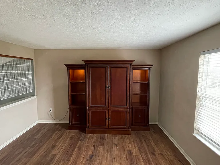 7740 Livingston Dr — Photo 19