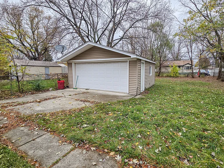 23072 Lauren Ave — Photo 22