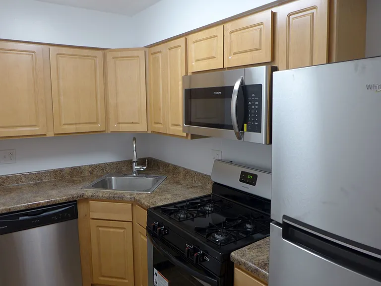 Foster Beach Apartments — Photo 8