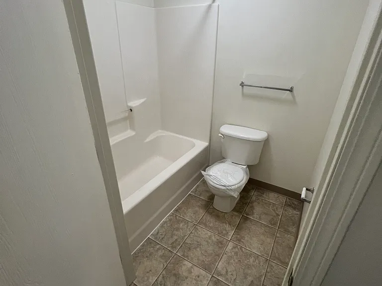 Rosewood Park Apartments — Photo 17