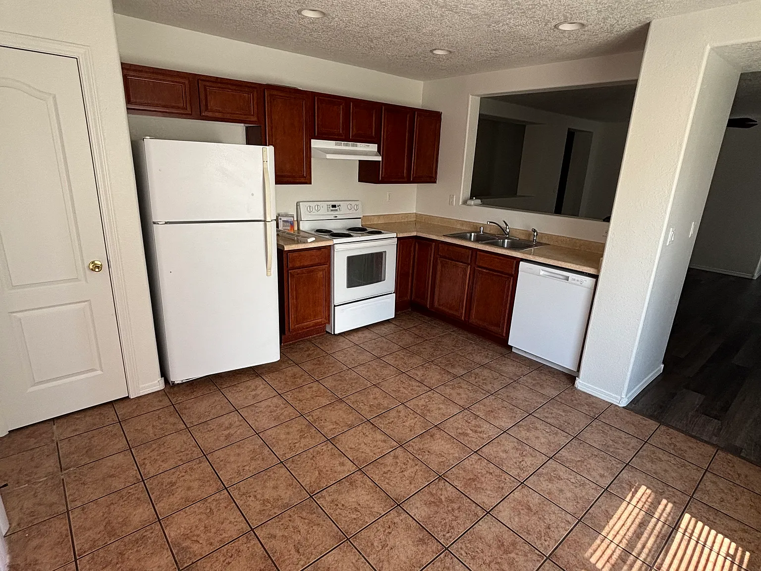 3 bed, 1381 sqft, $1,850 — Photo 2