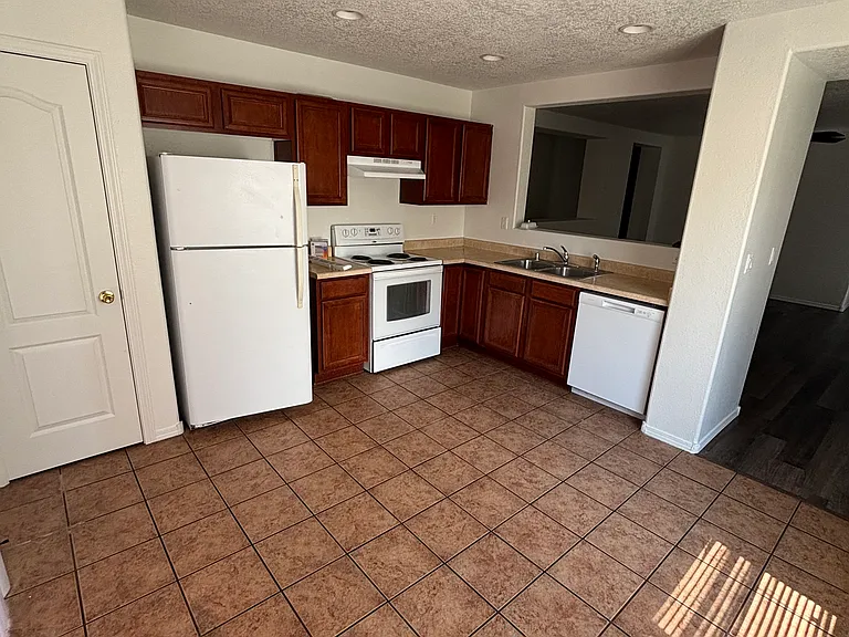 1024 Waterfall Dr NE — Photo 2