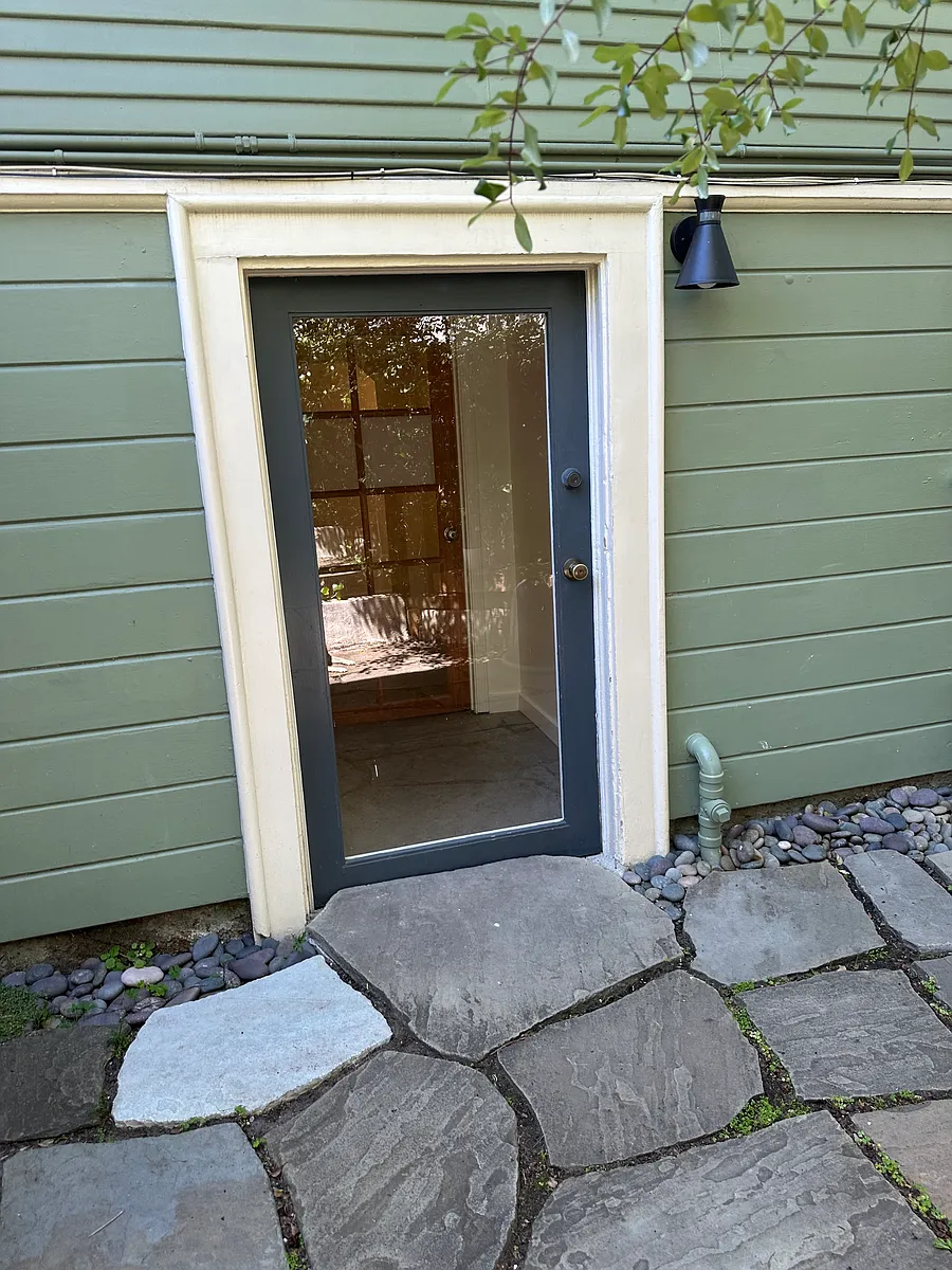 Building Photo - 2048 Emerson St #BASEMENT