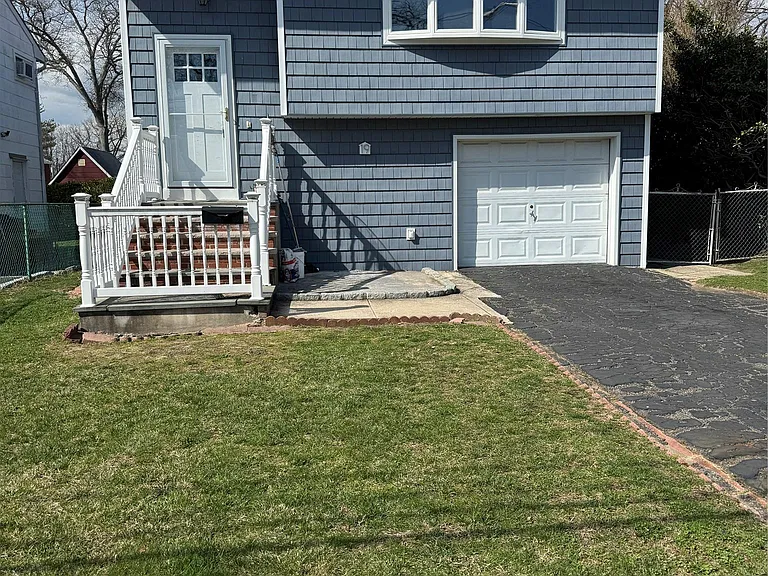 Salem Pl — Photo 1