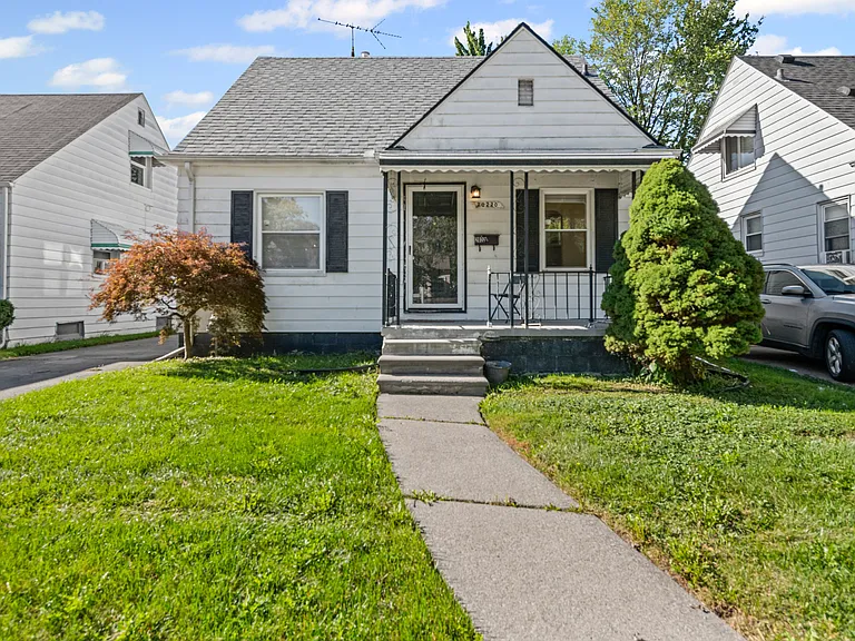20220 Kenosha St — Photo 1