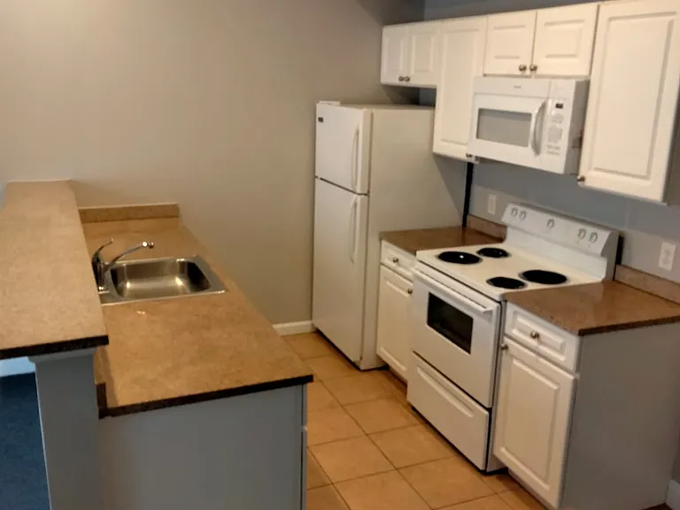 Farmington Avenue Apartments — Photo 46