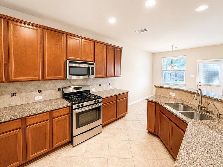 15618 Whisper Woods Dr — Photo 8
