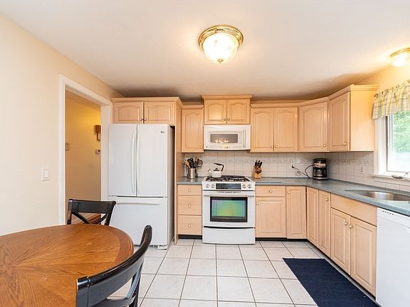 5th image of 26 Kimberly Ln