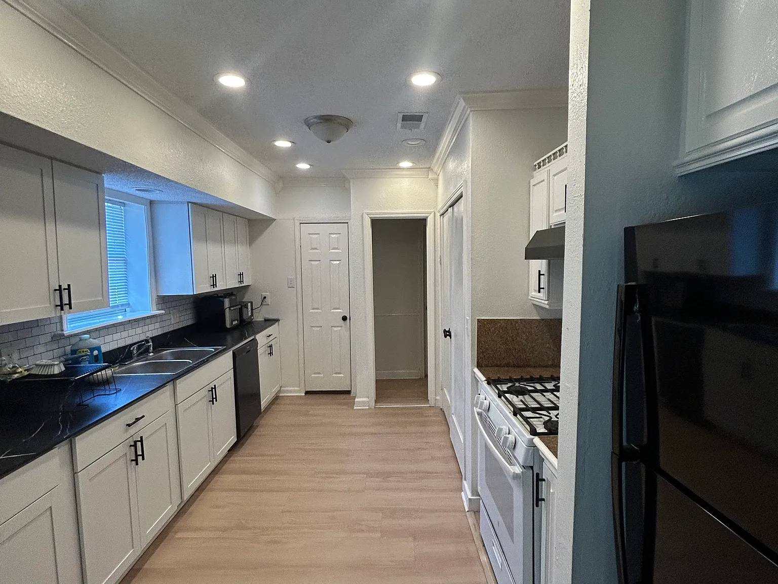 3 bed, 1400 sqft, $850 — Photo 2
