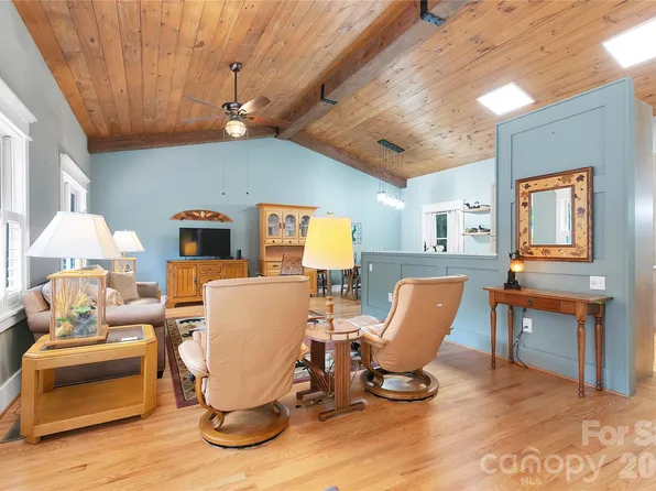 2 Duya Ct, Brevard, NC 28712