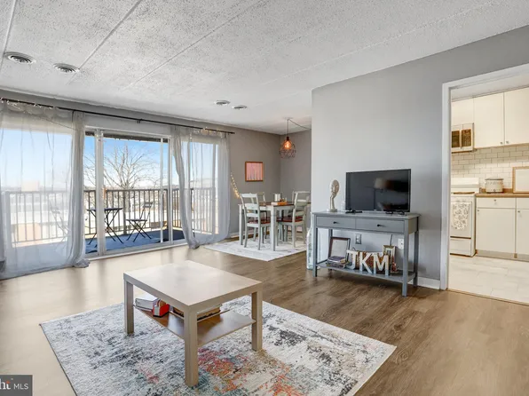 2622 Fort Farnsworth Rd #220, Alexandria, VA 22303