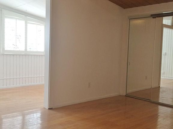 Cathedral ceiling. Mirrored closet